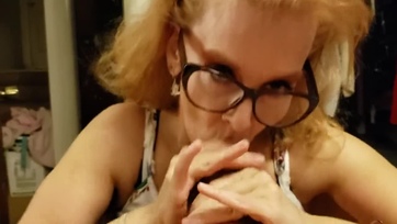 Szemüveges tanárnéni szívja a tini fiú brokiját Thumb