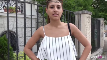 Bájos magyar tini leányzó az erdőben felszedve és a sex casting-on megkettyintve Thumb