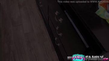 Felajzott apa lecidáztatja és duván meghágja az aranyos kis nevelt lányát Thumb