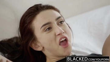 Fiatal tinicsaj első kamatyolása egy méretes fekete virslivel Thumb