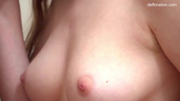 18 esztendős visszahúzódó tini punci a kamera előtt veszti el a tisztaságát Thumb