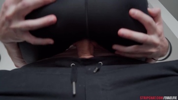 Kecses vadító tini ribi szakadt naciban baszik a pizzafutár sráccal Thumb