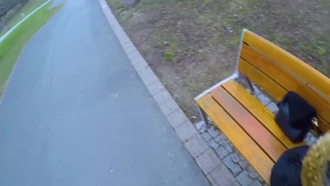 Fiatal 18 esztendős fiatal leányzó suskáért szopik a szabadban Thumb