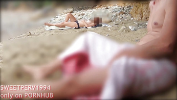 Tini cica kiveri a pajkos pasinak a strandon Thumb