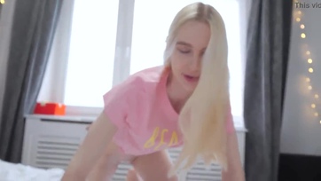 Sovány szőkehajú mostoha nővér cidázás után igényli a brokit a muffjába Thumb