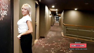 Dögös fritz milf háziasszony benyelte a palija péniszét Thumb