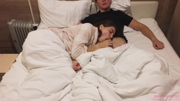 Tüneményes fiatal csaj egy nyugtató franciázással lepi meg a férjét mozizás közben Thumb