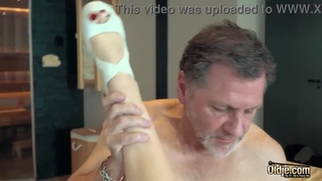 A krapek megszopikázta a kis fiatal csaj mellbimbóját és szanaszéjjel farkalta a muffját Thumb