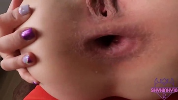 Széttett combocskákkal várta a fiatal kéjsóvár cicus hogy a fiúja megnagyobbítsa a popóját Thumb