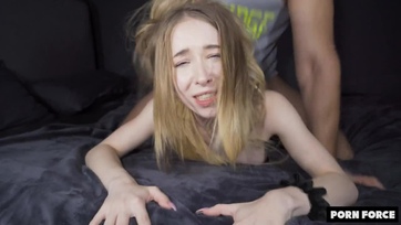 Az összes irányből rommá kefélte az apró fiatal csaj szűk muffját Thumb