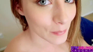 Egyből bevágtam a bűbájos mostohahugim kéjnedves pinájába a kolbászomat miután megpattant a nevelőanyám Thumb