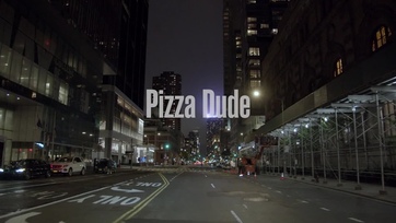 A 2 nagycsöcsű szajha csajos estéje zamatos édeshármasba torkollott, miután beállított a pizzás fiú Thumb